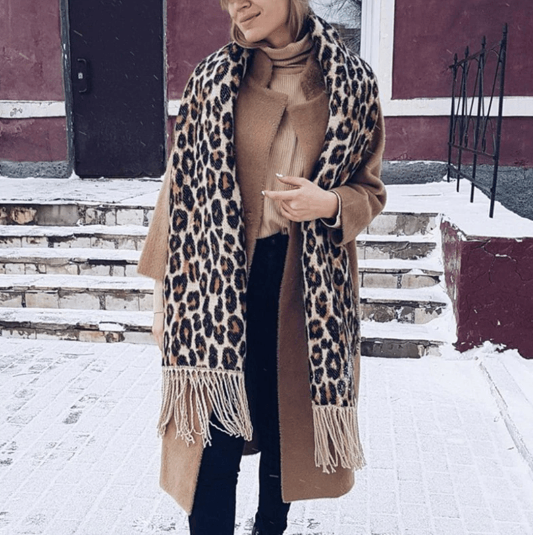 Warmes Damen Halstuch für Herbst und Winter, in elegantem Leopardenmuster. Ein kuscheliger Schal.