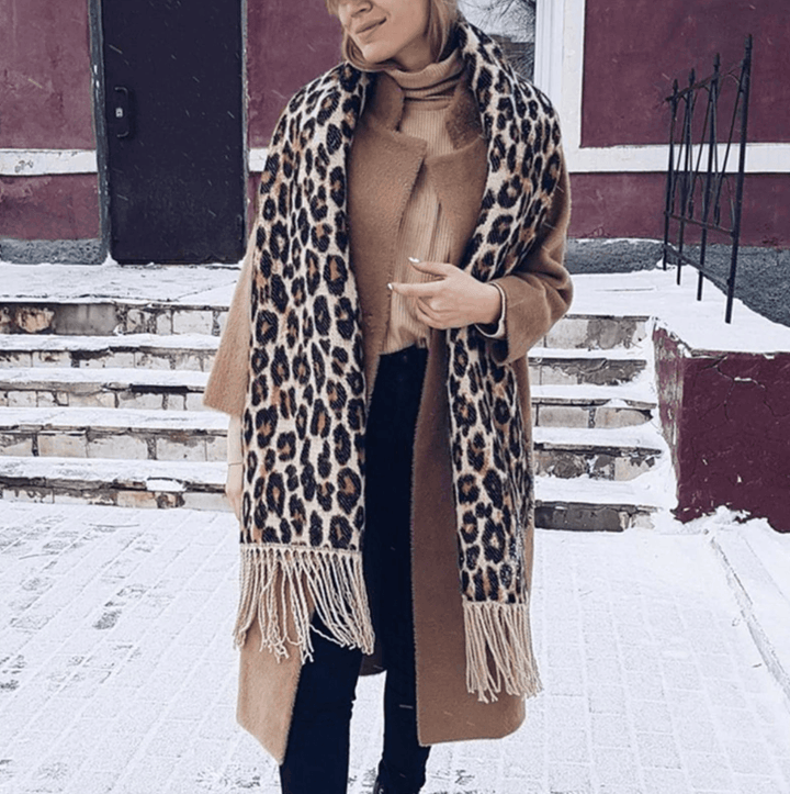 Warmes Damen Halstuch für Herbst und Winter, in elegantem Leopardenmuster. Ein kuscheliger Schal.