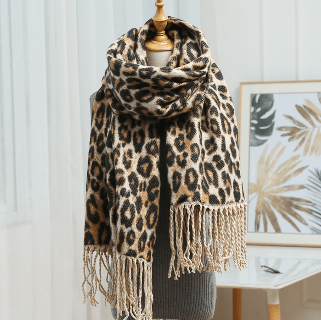 Vielseitiger Damen Schal für Herbst & Winter, kuschelig warm und elegant, ideal als Mode-Accessoire.