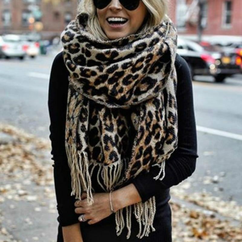 Damen Herbst Halstuch mit elegantem Leopardenmuster, kuschelig und modisch für die kalte Jahreszeit.