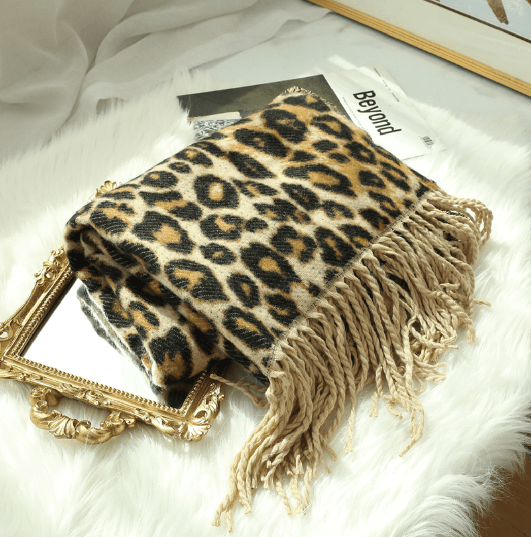 Damen Winter Schal mit stilvollem Leopardenmuster, kuschelig warm und vielseitig kombinierbar.