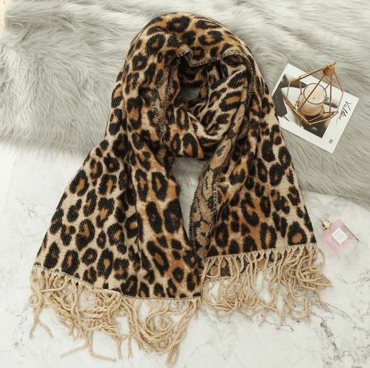 Trendiges Herbst-Accessoire: Damen Halstuch im eleganten Leopardenmuster, weich und wärmend.