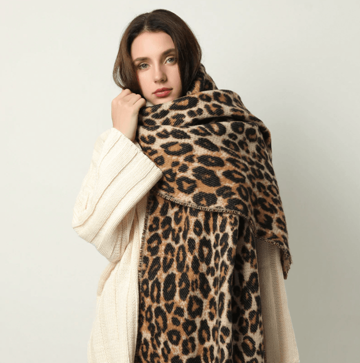 Herbstliches Damen Halstuch mit elegantem Leopardenmuster, ein modisches und wärmendes Accessoire.