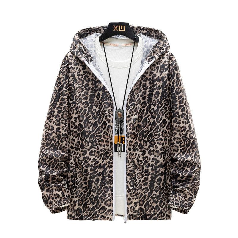 Stilvolle Damen Jacke mit Leopardenmuster für den Herbst. Bequemer Windbreaker, ideal als Übergangsjacke für Fashion-Outfits.