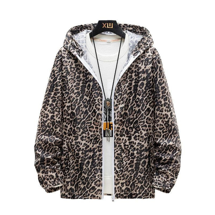 Stilvolle Damen Jacke mit Leopardenmuster für den Herbst. Bequemer Windbreaker, ideal als Übergangsjacke für Fashion-Outfits.