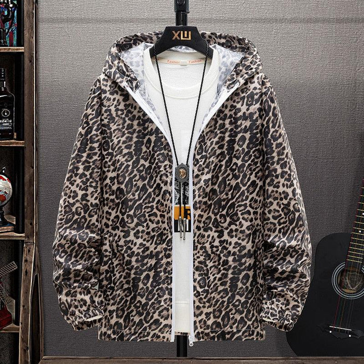 Damen Herbstjacke mit trendy Leopardenmuster, warm und stilvoll. Perfekt als Übergangsjacke oder Windbreaker für Freizeit.