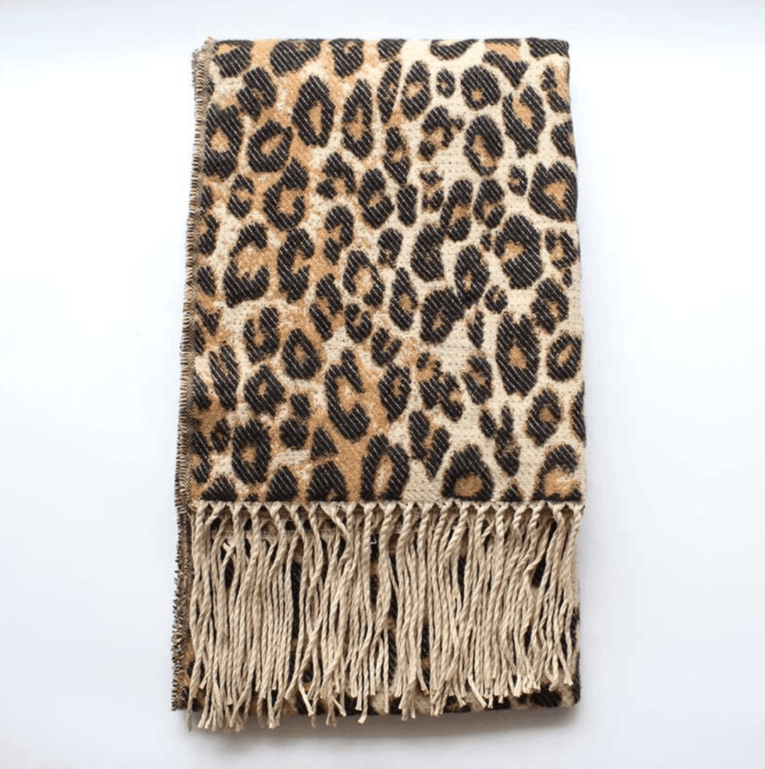 Elegantes Damen Halstuch im Leopardenmuster, ein stilvolles Herbst-Winter Accessoire, das Wärme spendet.