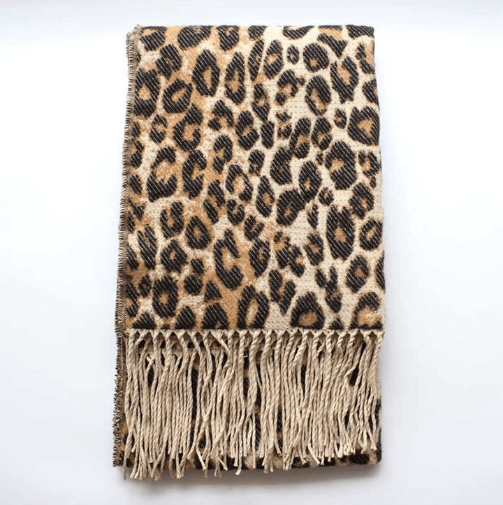 Elegantes Damen Halstuch im Leopardenmuster, ein stilvolles Herbst-Winter Accessoire, das Wärme spendet.