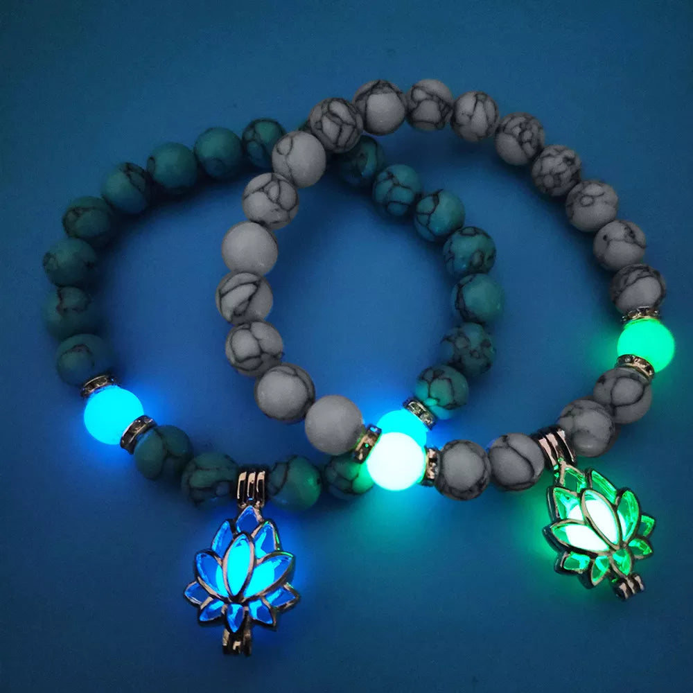 Funkelndes Unisex Lotus Armband, leuchtet im Dunkeln, mit Perlen für spirituellen Glanz.