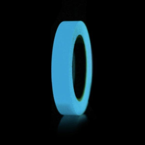 Nahaufnahme des robusten Materials des Glow in the Dark Streifenbandes; hohe Leuchtkraft & Qualität.
