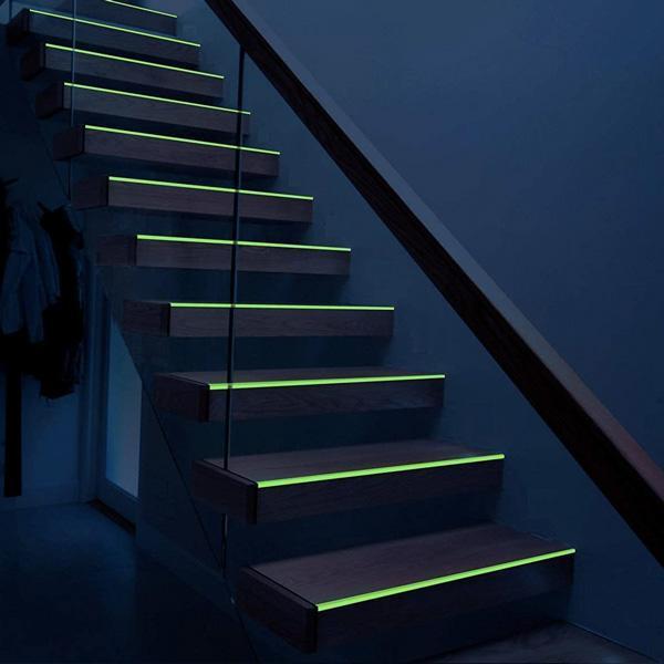 Glow in the Dark Dekorationsband für kreative DIY-Projekte. Schafft leuchtende Akzente im Dunkeln.