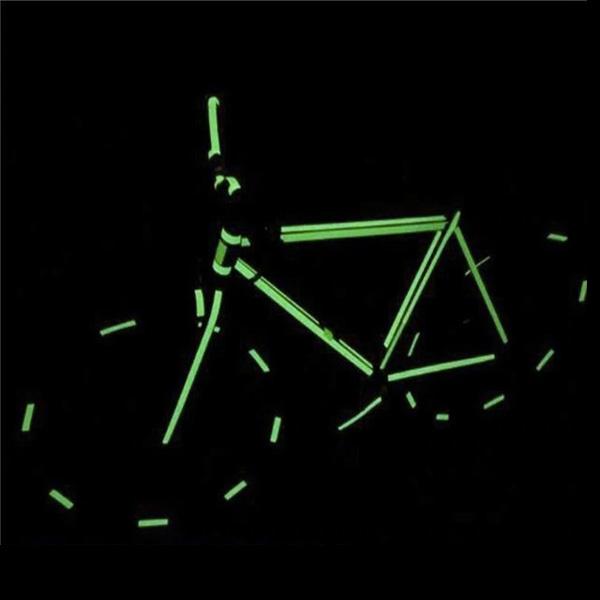 Detaillansicht des grünen leuchtenden Streifenbandes, das im Dunkeln Licht abgibt. Perfekt für Nachtsicht.