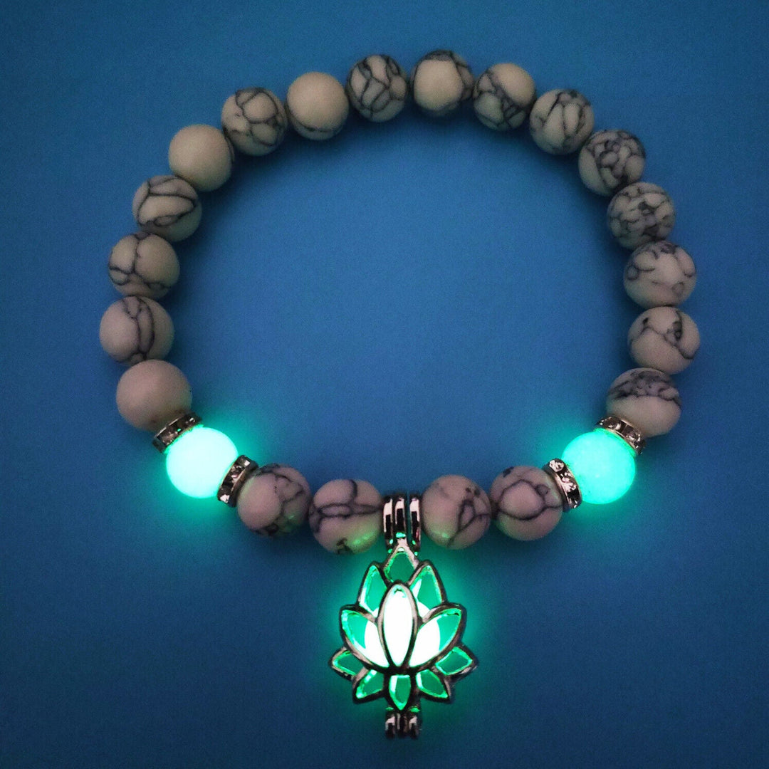 Handgefertigtes Unisex Lotus Perlenarmband, leuchtet im Dunkeln, für innere Balance und Stil.