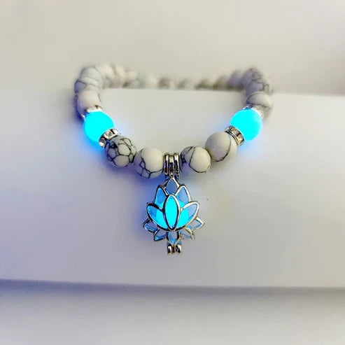 Elegantes Unisex Perlenarmband mit Lotus-Charm, nachtleuchtend, für stilvolle Akzente.