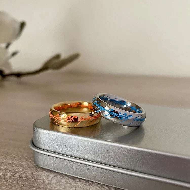 Leuchtring Elbenschrift in Silber mit magischem Glow, detaillierter Fantasy-Schmuck.
