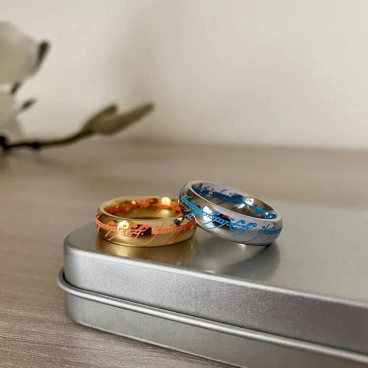 Leuchtring Elbenschrift in Silber mit magischem Glow, detaillierter Fantasy-Schmuck.