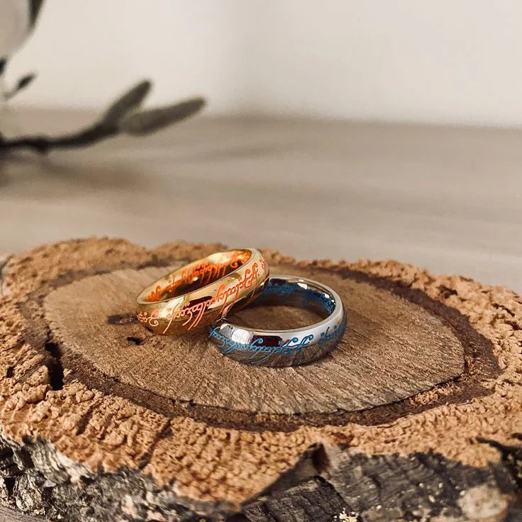 Eleganter Goldring mit leuchtender Elbenschrift, mystischer Glow-Ring als Unisex-Geschenkidee.