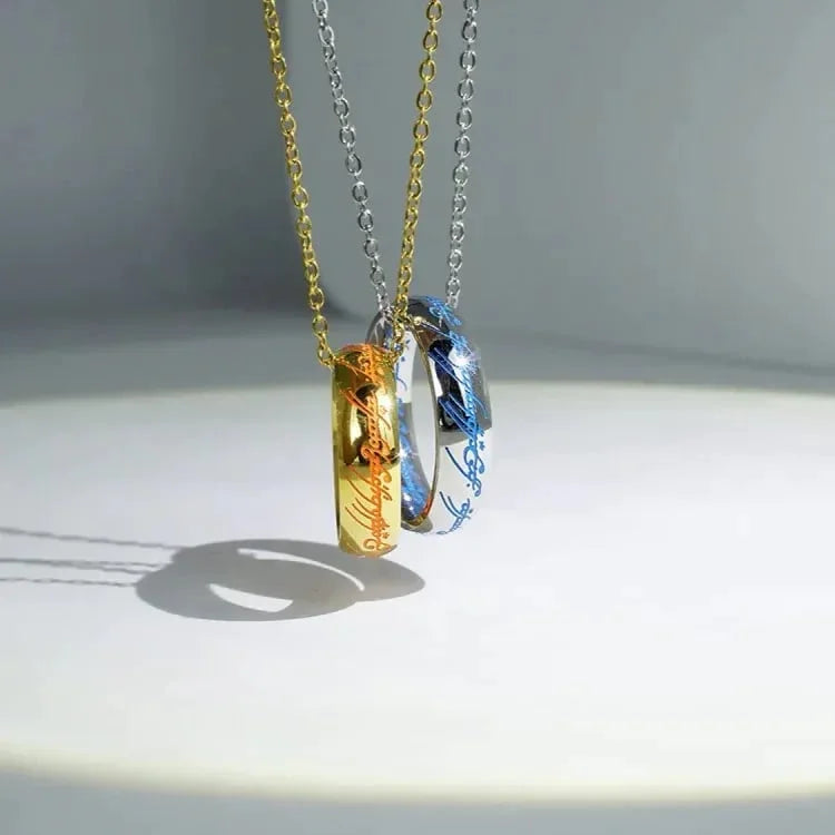 Silberner Fantasy-Ring mit Elbenschrift und magischem Glow, ein Glücksring voller Mystik.