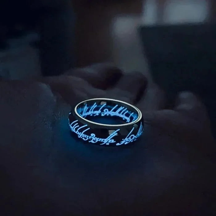 Unisex Elbenschrift-Ring in Gold, verzaubert mit magischem Glow, perfekter Fantasy-Schmuck.