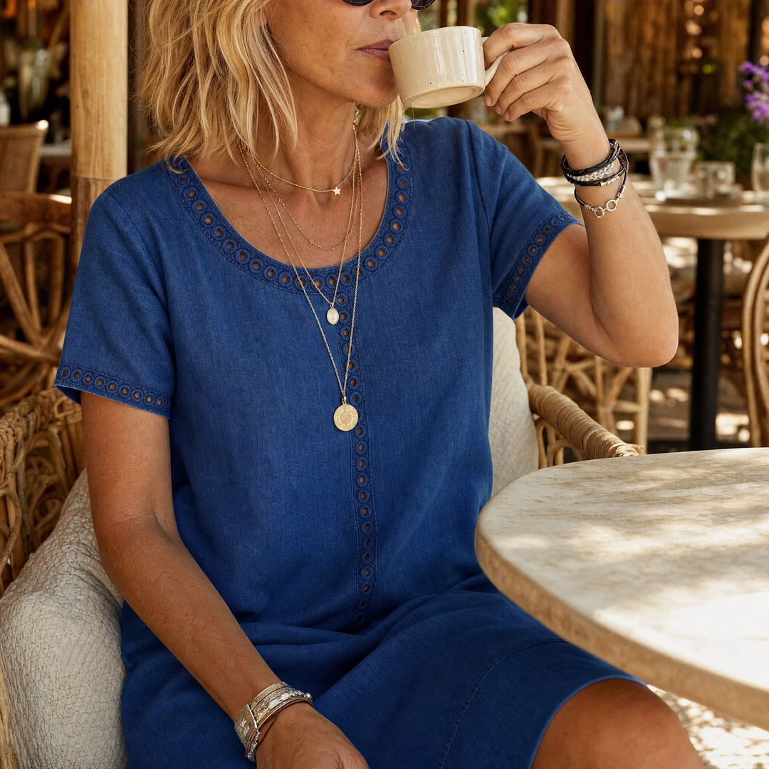 Casual Damen Midikleid mit Lochstickerei und A-Linie. Luftiges Kurzarm-Kleid, ideal für den sommerlichen Urlaub.