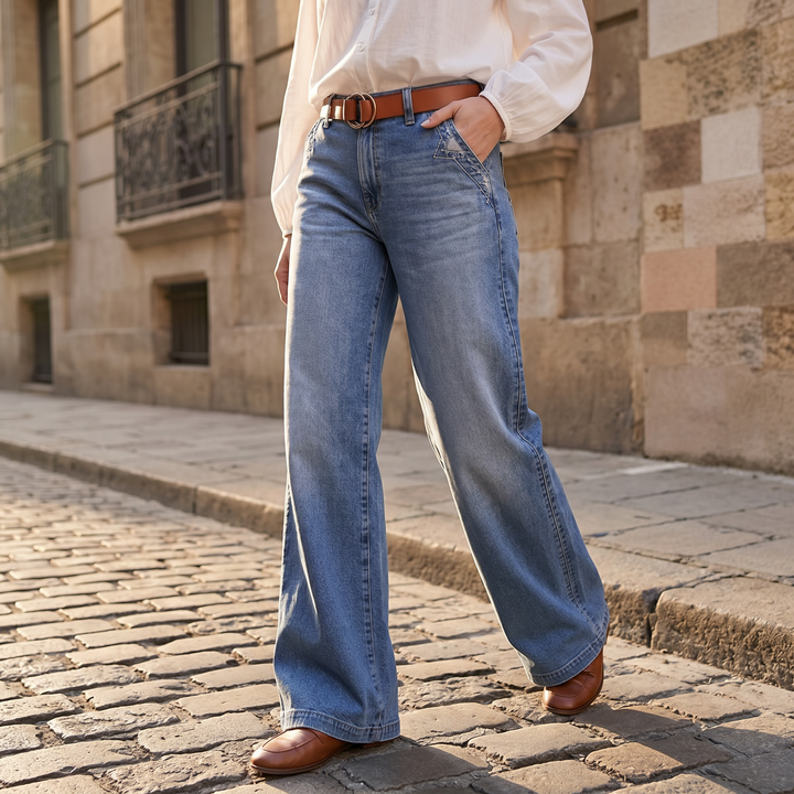 Modische blaue Damen Jeans, Flare Leg, High-Waist, perfekt für einen femininen Retro-Stil.