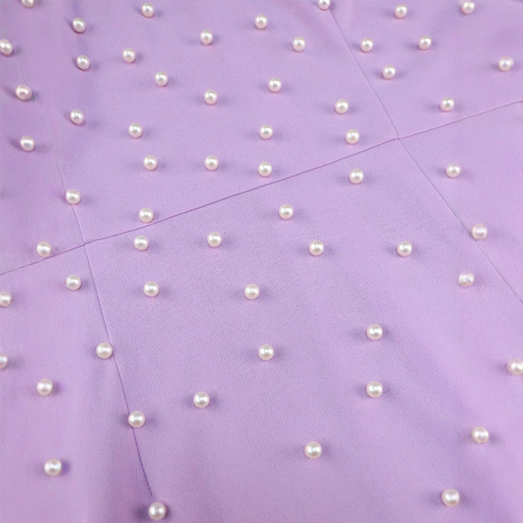 Elegantes Damen Abendkleid in Lila mit opulenten Puffärmeln & funkelnden Perlen, für festliche Gelegenheiten.