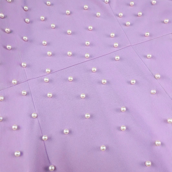 Elegantes Damen Abendkleid in Lila mit opulenten Puffärmeln & funkelnden Perlen, für festliche Gelegenheiten.