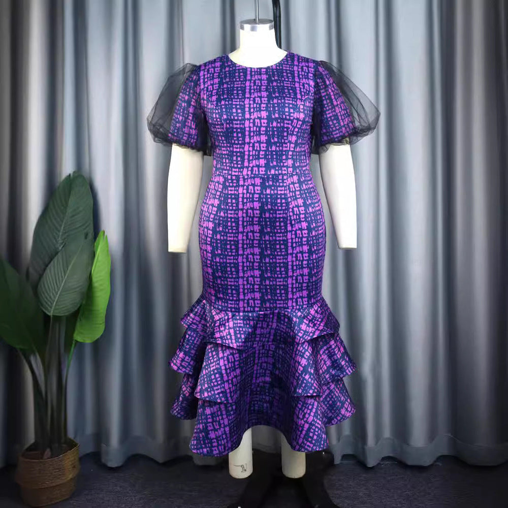 Festliches Cocktailkleid in Lila mit transparenten Tüllärmeln und modernem asymmetrischen Rüschenrock.