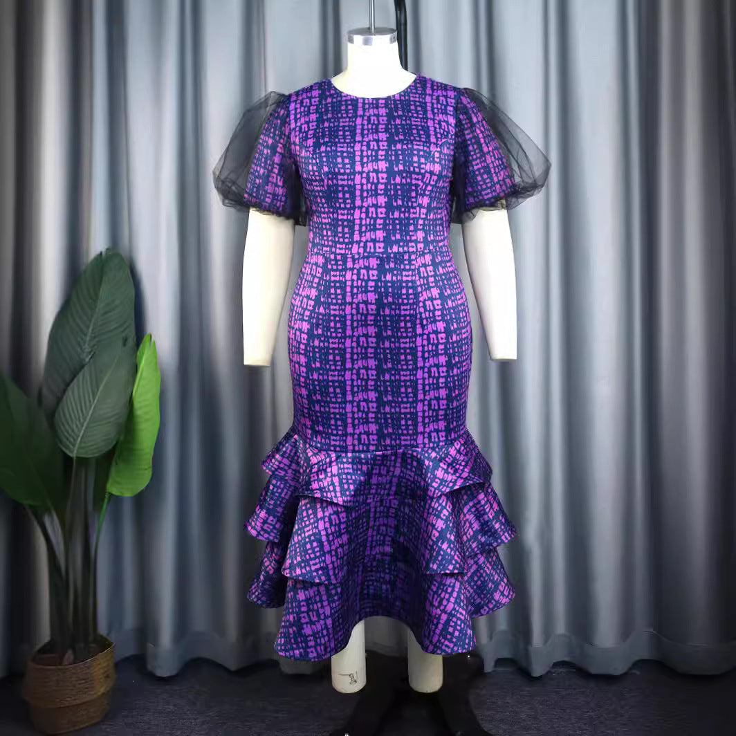 Festliches Cocktailkleid in Lila mit transparenten Tüllärmeln und modernem asymmetrischen Rüschenrock.