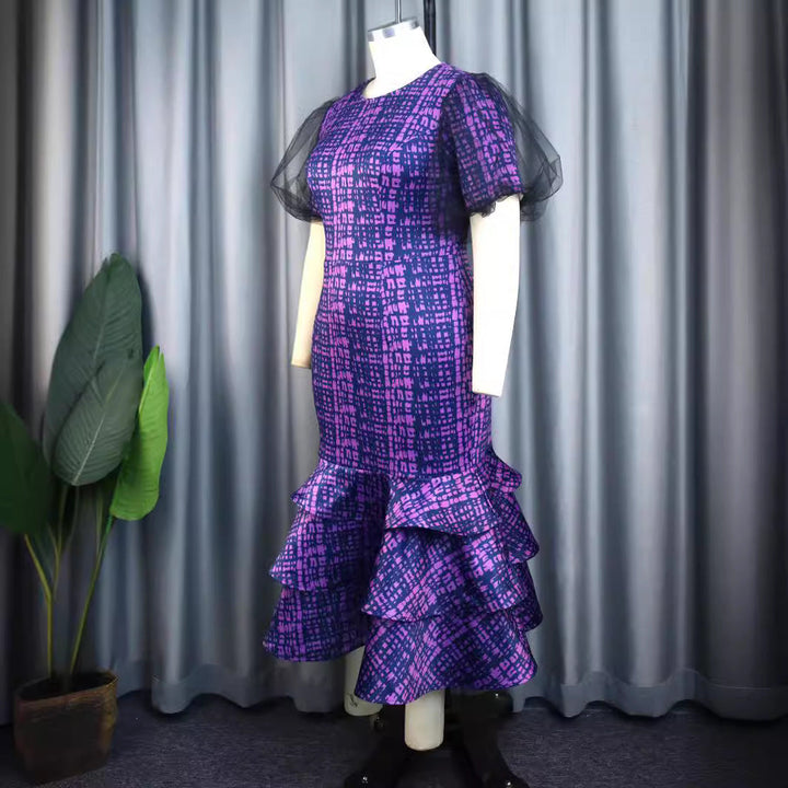 Elegantes Ballkleid in Lila für Damen, mit fließendem asymmetrischem Rüschenrock und zarten Tüllärmeln.