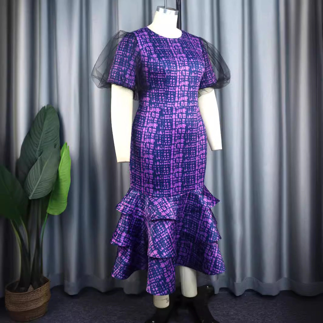 Stylisches Damen Partykleid in Lila mit luxuriösen Tüllärmeln und einem dynamischen asymmetrischen Rüschenrock.