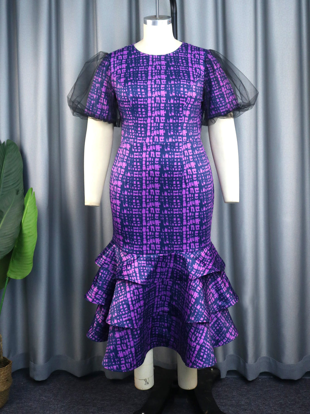 Elegantes lila Damenkleid mit verspielten Tüllärmeln und einem einzigartigen asymmetrischen Rüschenrock.