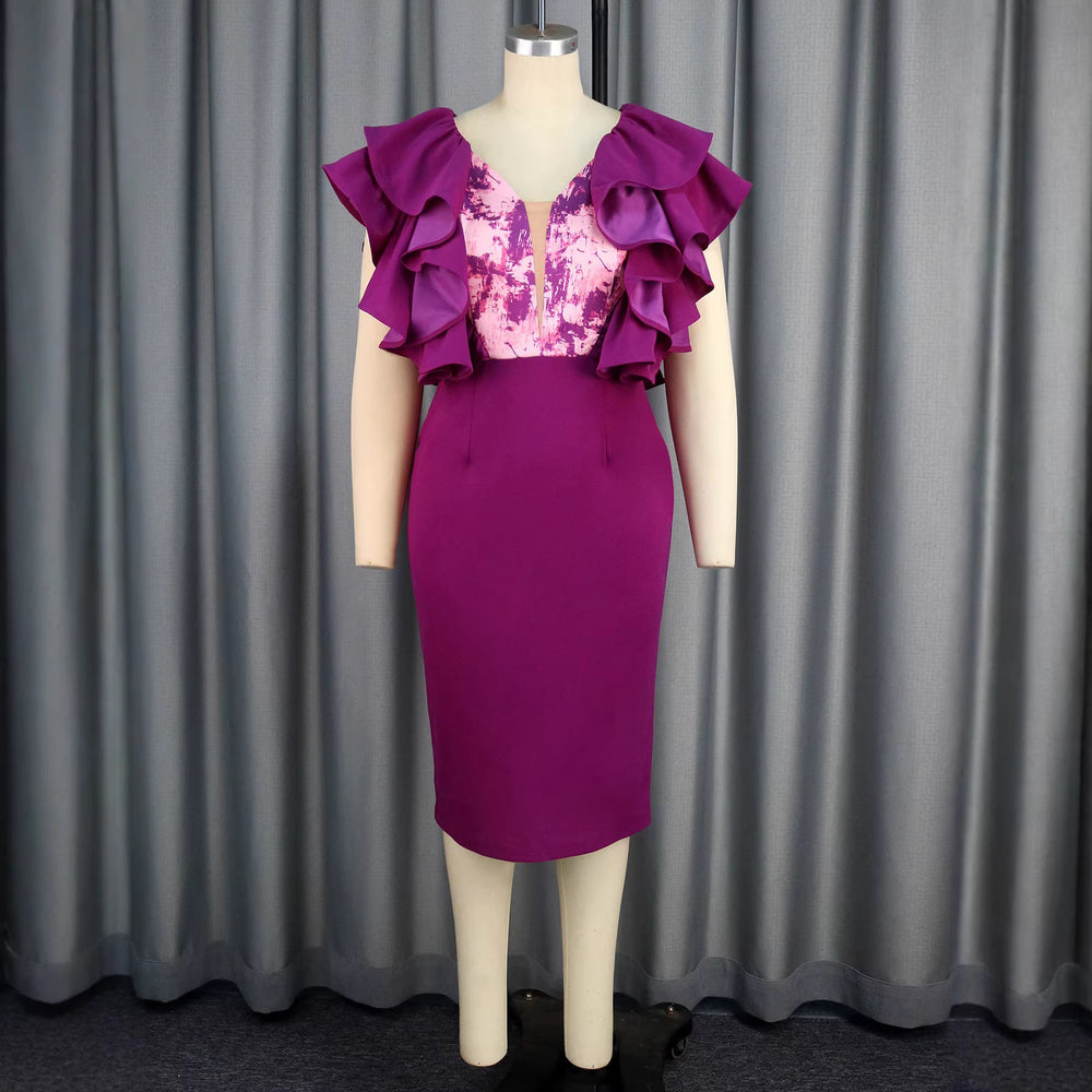 Figurbetontes lila Rüschenkleid für Damen mit eleganter Silhouette. Perfekt als festliches Abend- oder Partykleid.