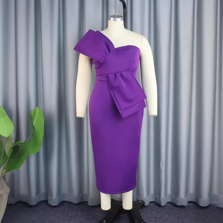 Damenmode: Lila Etuikleid mit asymmetrischem Ausschnitt und One-Shoulder-Detail. Perfekt für den Abend.