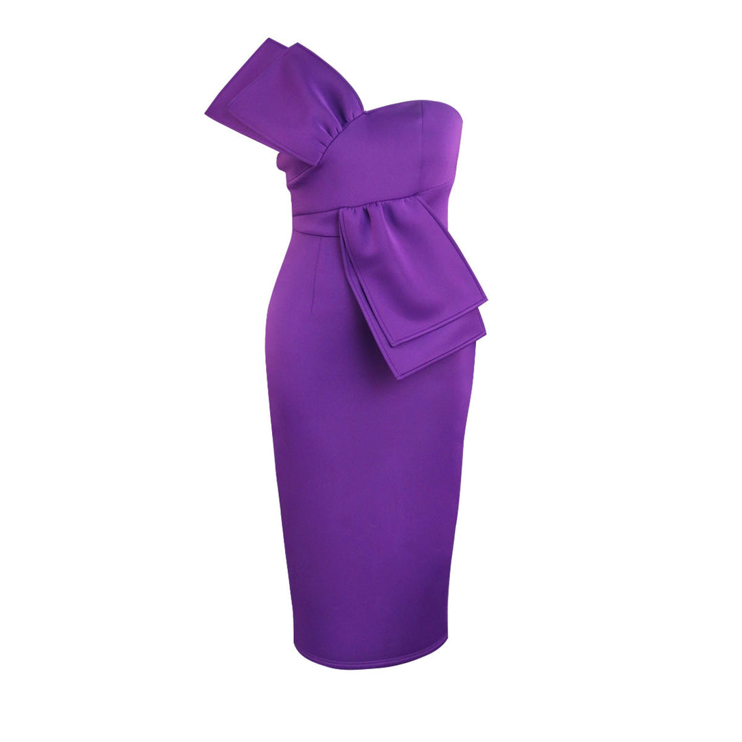 Figurbetontes lila Abendkleid für Damen. Modernes Etuikleid mit asymmetrischem Schnitt für stilvolle Auftritte.