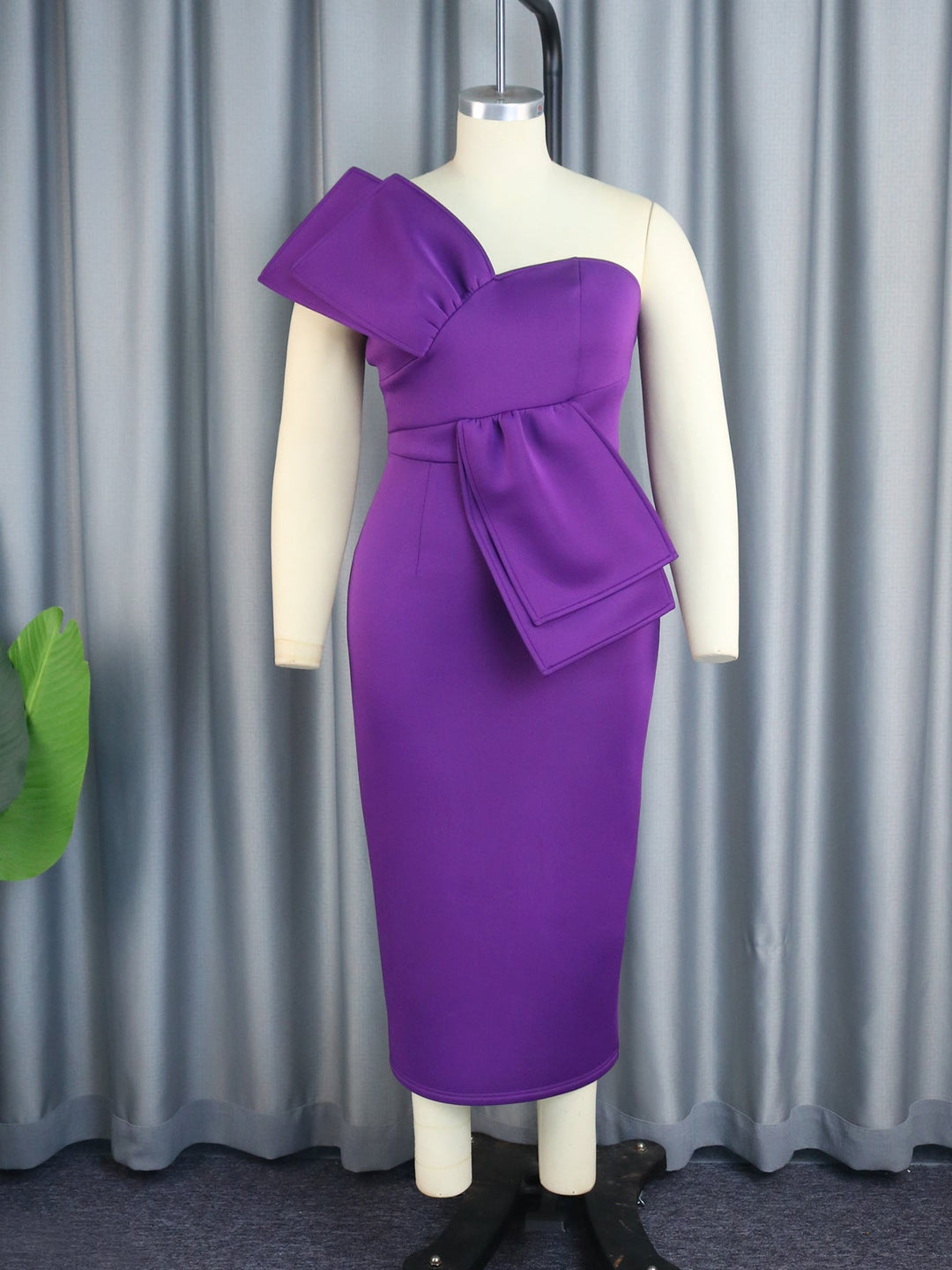 Schickes violettes Etuikleid für Damen. Elegantes Cocktailkleid mit asymmetrischem Schulterdesign, ideal für Partys.
