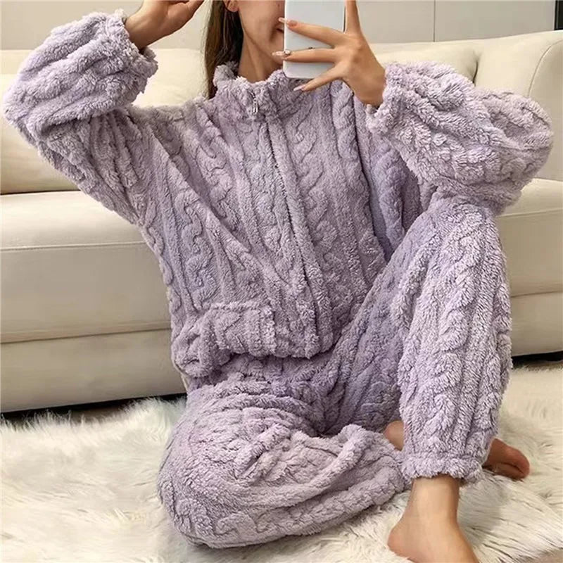 Entspannte Frau trägt Damen Winterpyjama Laisa. Kuscheliges Schlafanzug-Set für warme, gemütliche Abende und Nächte.
