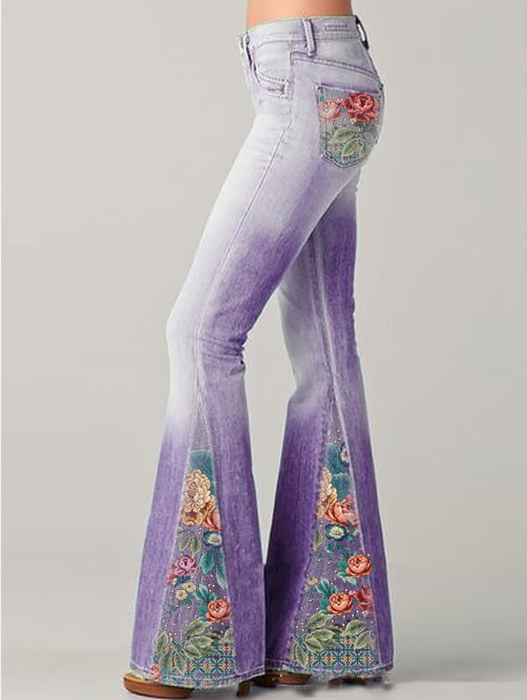 Nahaufnahme des detailreichen Blumenprints auf der Damen Flared Jeans. Ein echter Hingucker.