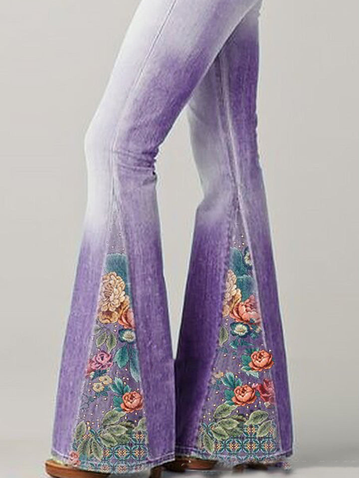 Model zeigt die weite Form der Damen Flared Jeans mit Blumenmuster. Bequem & modern.