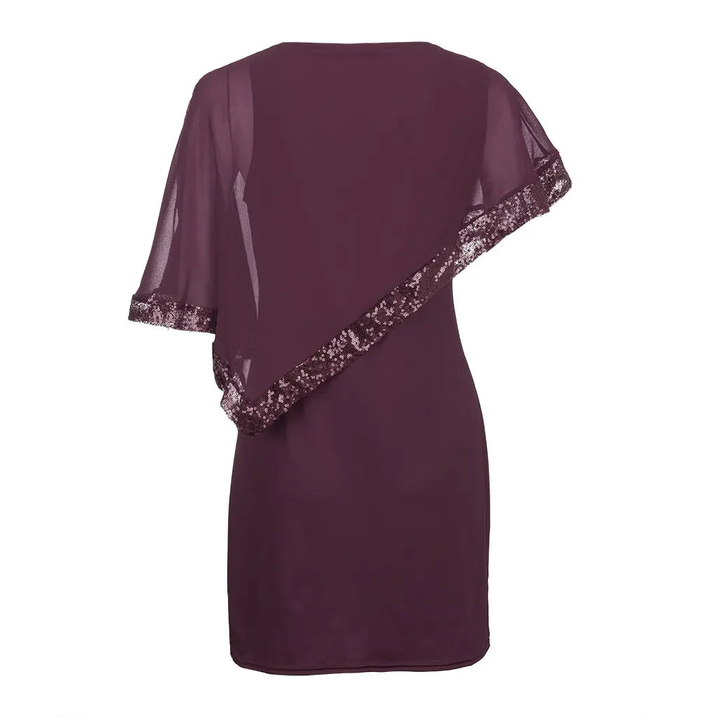 Model trägt schulterfreies Paillettenkleid Übergröße, präsentiert den glamourösen Look und die Passform.