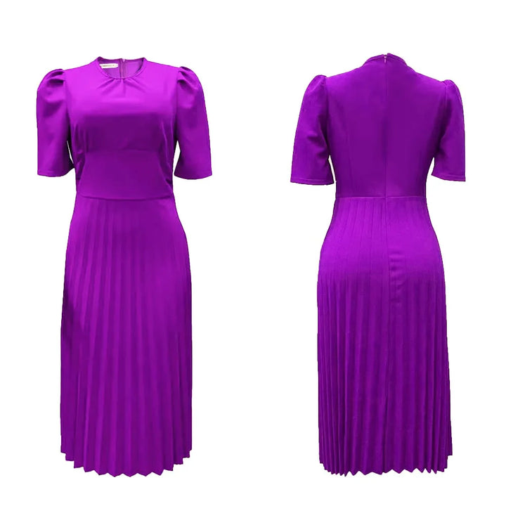 Zeitloses Plissee-Kleid für Damen in Übergröße, Eleganz trifft Moderne für einen makellosen Auftritt.