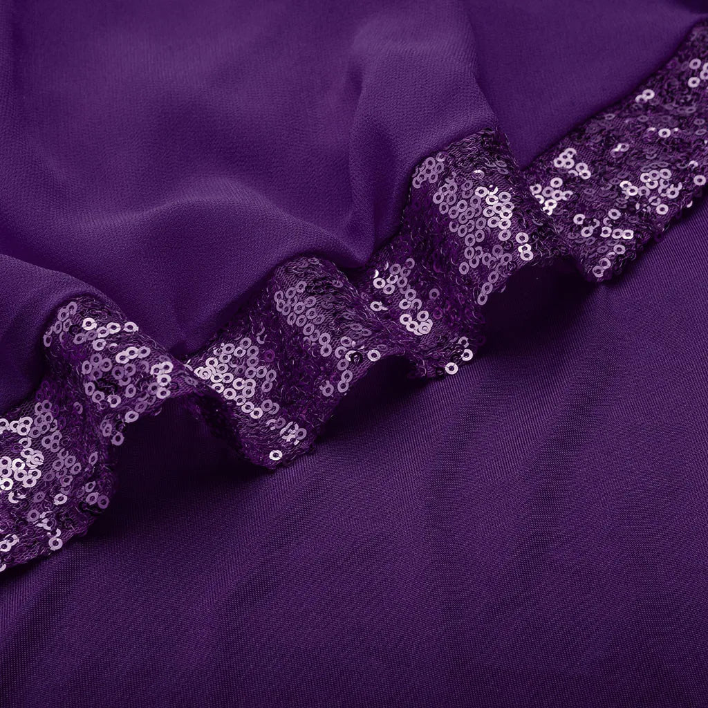 Paillettenkleid Übergröße, drapiert, zeigt den Fall des Stoffes und die schimmernden Pailletten.