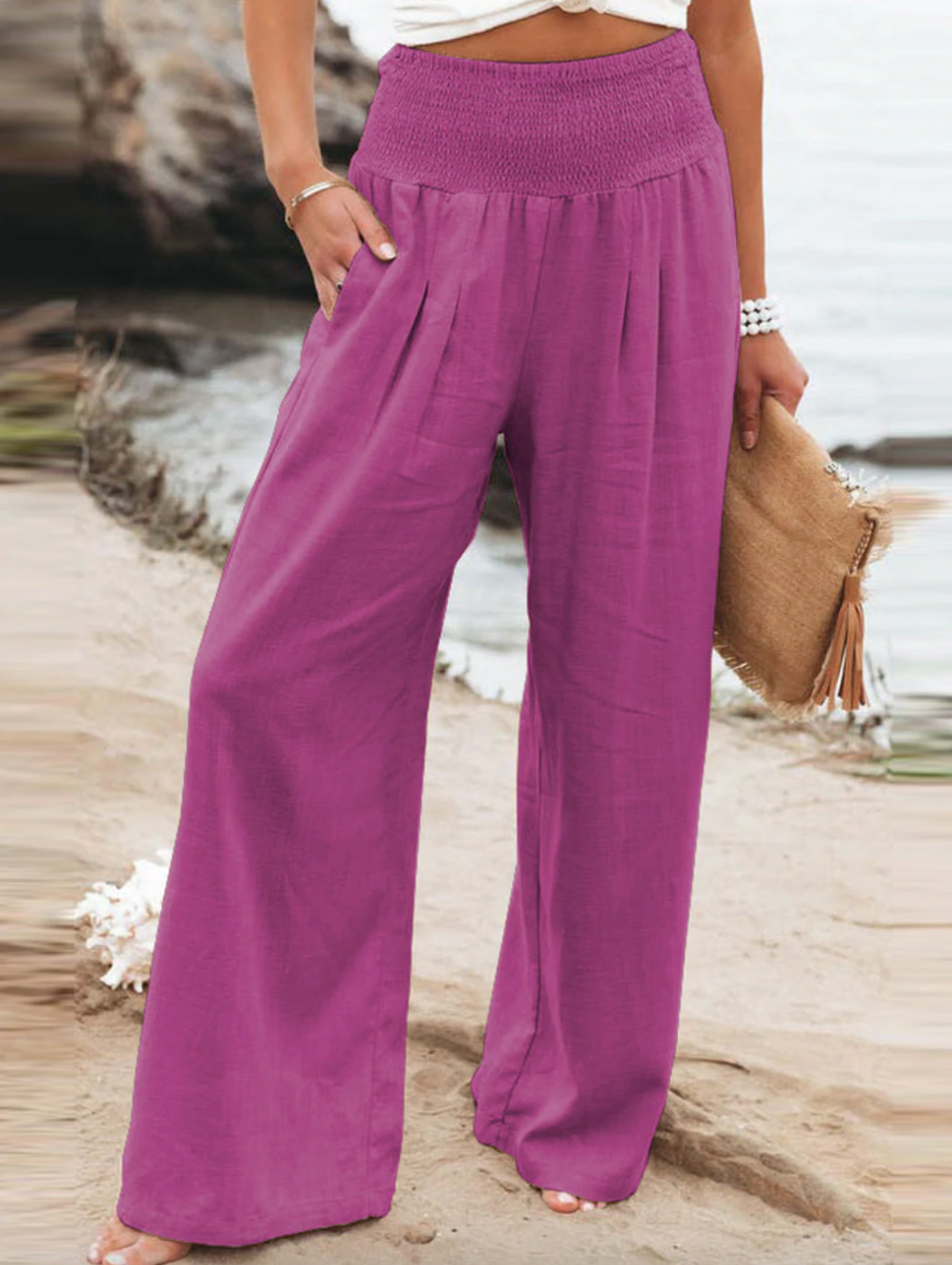 Modell trägt eine lässige Damen Loose Fit Hose in Dunkelblau, kombiniert für einen entspannten Alltagslook.