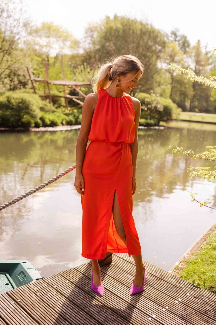 Wadenlanges Damen Sommerkleid in Orange, ärmellos, mit hohem Halsausschnitt, fließend & bequem.