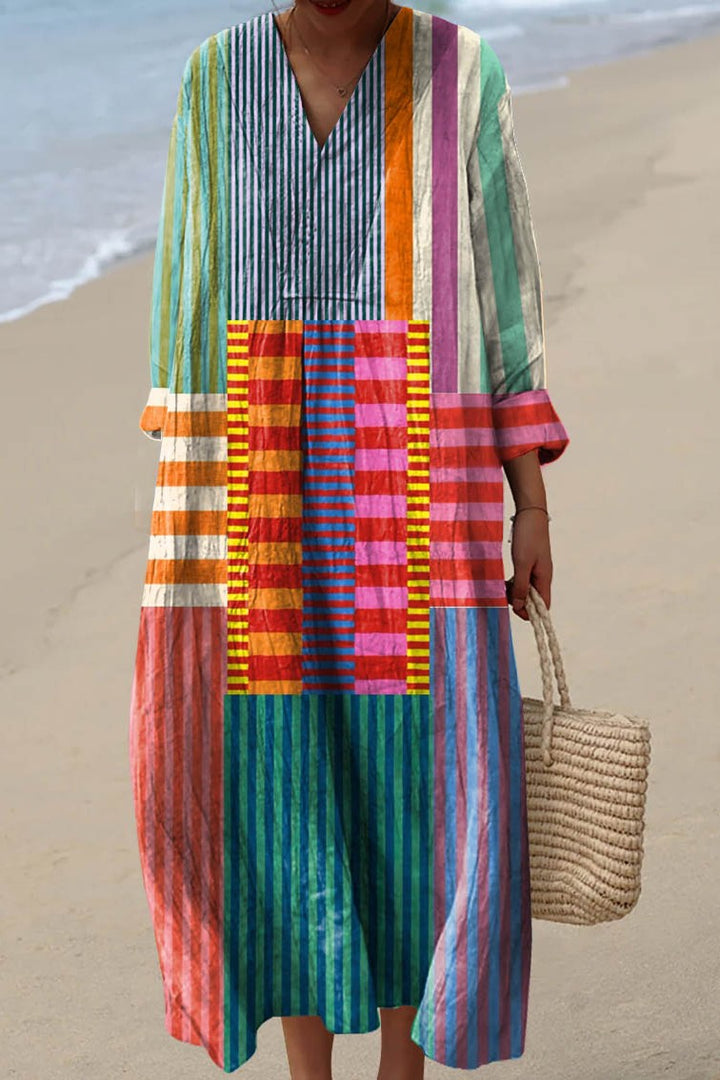 Stylisches Damen Sommerkleid Mia Walk mit V-Ausschnitt und Muster, bequemes Midikleid für Alltag und Urlaub.