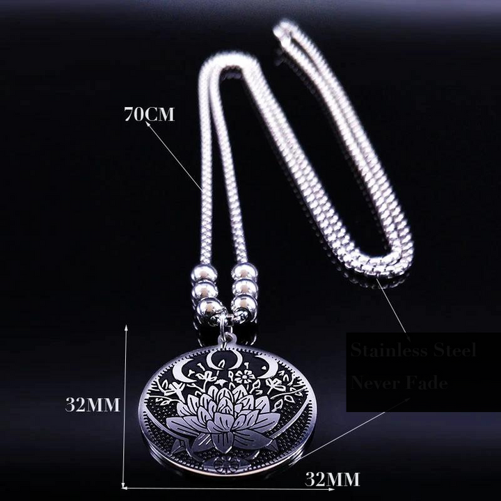 Elegante Unisex-Halskette mit filigraner Lotusblume in Silber, symbolisiert Stärke und Reinheit.