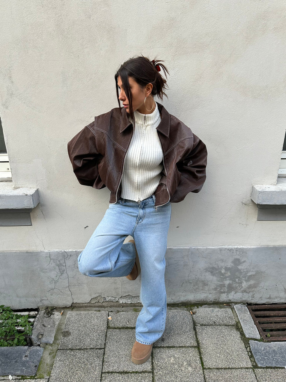Frau trägt rote Oversized Damen Bomberjacke, zeigt coolen Streetwear-Style für Frühling & Herbst.
