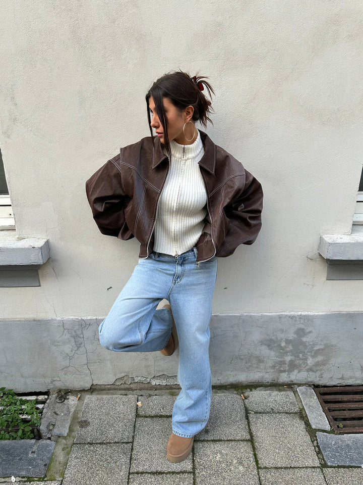 Frau trägt rote Oversized Damen Bomberjacke, zeigt coolen Streetwear-Style für Frühling & Herbst.