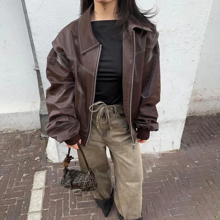 Hochwertige Oversized Bomberjacke für Damen in Braun, ideal als trendige Übergangsjacke für Stadt-Looks.