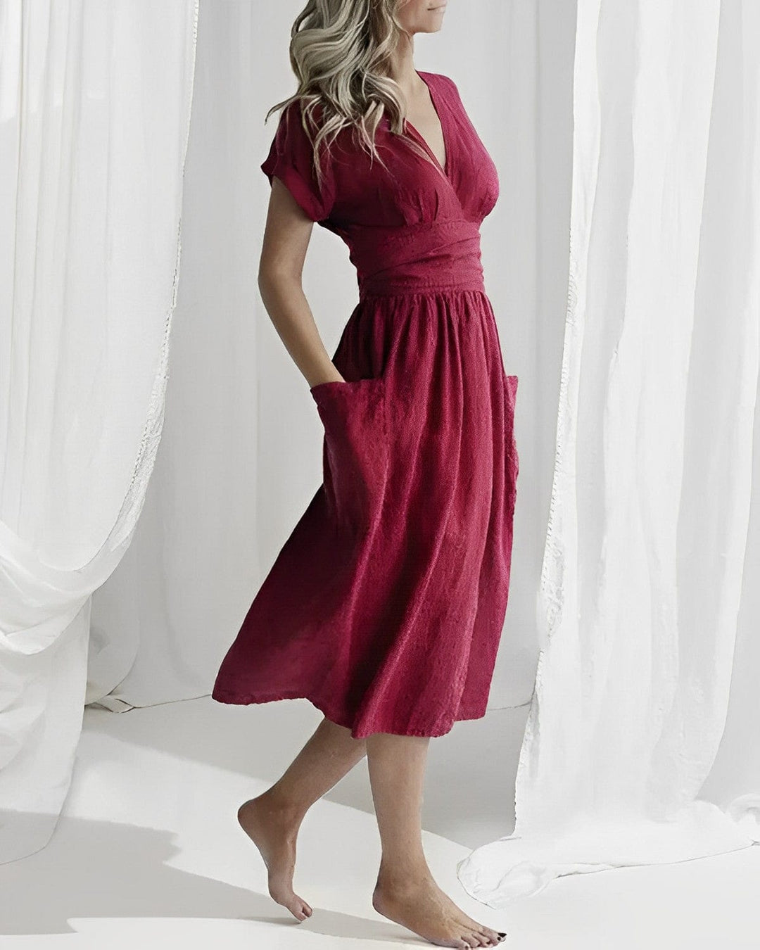 Feminines Damen Sommerkleid mit V-Ausschnitt, Wickelgürtel & Kimonoärmeln. Luftiges Frühlingskleid.